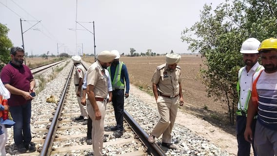 ਪੰਜਾਬ ਦੀ ਬਿਜਲੀ ਸਪਲਾਈ ਠੱਪ ਕਰਨ ਦੀ ਵੱਡੀ ਕੋਸ਼ਿਸ਼, ਥਰਮਲ ਪਲਾਂਟ ਨੂੰ ਜਾਣ ਵਾਲੇ ਰੇਲ ਟ੍ਰੈਕ ਤੋਂ ਹਟਾਏ 1200 ਕਲਿੱਪ ਪੰਜਾਬ ਦੀ ਬਿਜਲੀ ਸਪਲਾਈ ਠੱਪ ਕਰਨ ਦੀ ਵੱਡੀ ਕੋਸ਼ਿਸ਼, ਥਰਮਲ ਪਲਾਂਟ ਨੂੰ ਜਾਣ ਵਾਲੇ ਰੇਲ ਟ੍ਰੈਕ ਤੋਂ ਹਟਾਏ 1200 ਕਲਿੱਪ