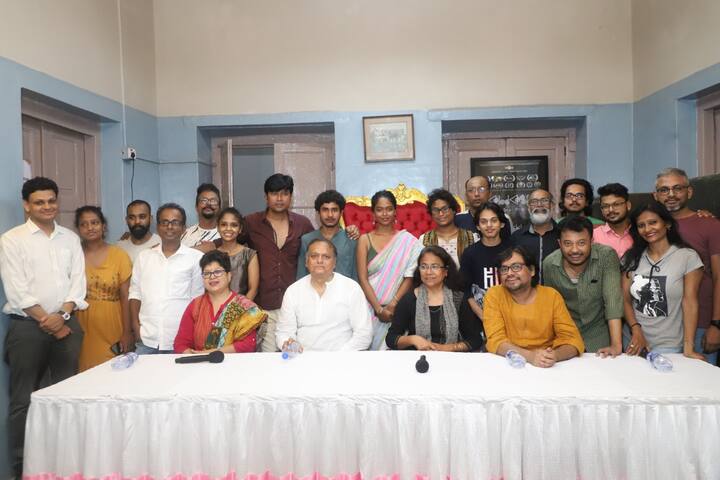 সে আলো আদৌ আলো না আগুন তা কি উপলব্ধি করতে পারবে তারা? কতক্ষণই বা স্থায়ী হবে সেই আলো? অর্জিত ক্ষমতার আসনকে কি তারা কোনও জাদুবলে ভালবাসার রাজপ্রাসাদে পরিণত করতে পারবে? সেই সব কিছুর উত্তর নিয়েই আসছে অরোরা ফিল্মসের পরবর্তী নিবেদন 'মনপতঙ্গ'।