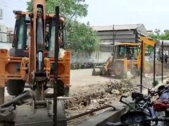 Hamirpur News: हमीरपुर में अवैध अतिक्रमण के खिलाफ चला बुलडोजर, बीजेपी नेता की दुकानों पर भी हुई कार्रवाई