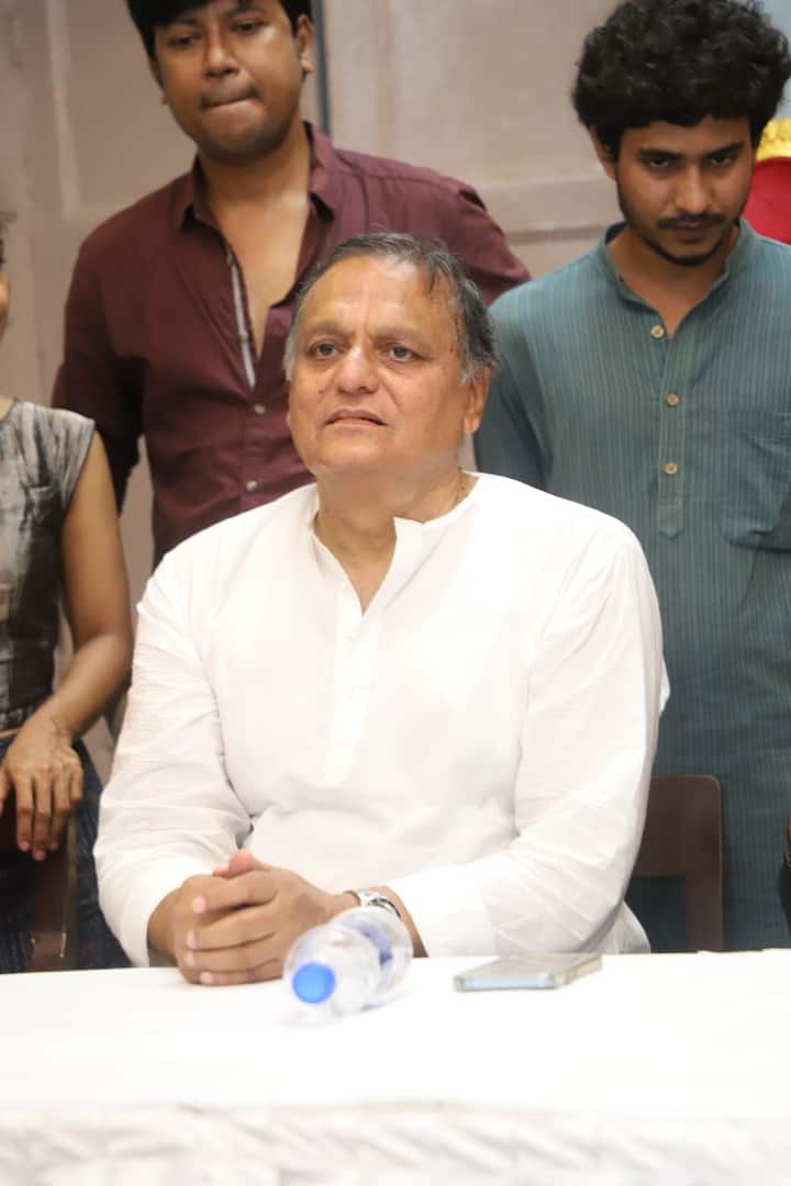 অনুষ্ঠানে ছিলেন ছবির প্রযোজক অঞ্জন বসু, লেখক ও পরিচালক জুটি রাজদীপ পাল, শর্মিষ্ঠা মাইতি।