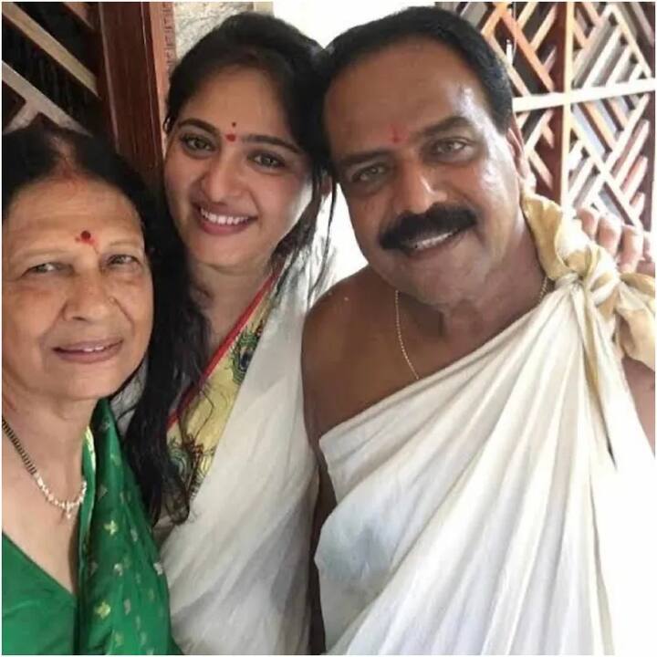 பெற்றோர்களுடன் அனுஷ்கா