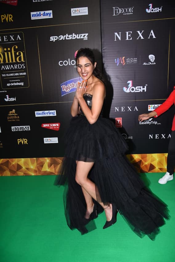 IIFA 2022: ग्रीन कार्पेट पर सारा अली खान और अनन्या पांडे ने आईफा 2022 में मचाया धमाल, इस लुक में आईं नजर