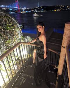 Mouni Roy Photos: ब्लैक ड्रेस में मौनी रॉय ने दिए कातिलाना पोज़, खूबसूरत से ढा रही हैं कहर
