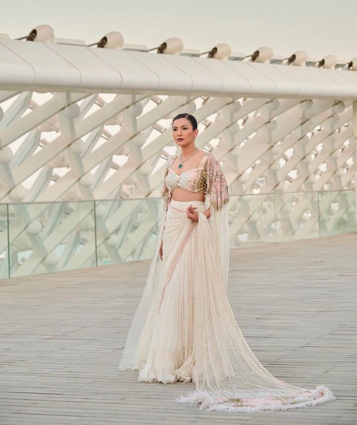 इन फोटोज़ में गौहर खान साड़ी के पल्लू को अपने हाथों में लिए नज़र आ रही हैं, और अपने हुस्न का जलवा दिखा रही हैं. बता दें इस लुक में एक्ट्रेस काफी खूबसूरत और ग्लैमरस लग रही हैं.