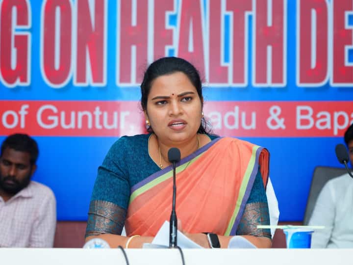 AP Health Minister Review On Guntur Health Department, Vidala Rajini: ట్రాన్స్‌ఫ‌ర్ల గురించి ఆలోచించొద్దు- ఎక్కడైనా పని చేసేందుకు సిద్ధంగా ఉండాలి- ప్రభుత్వ వైద్యుకలు మంత్రి హితవు