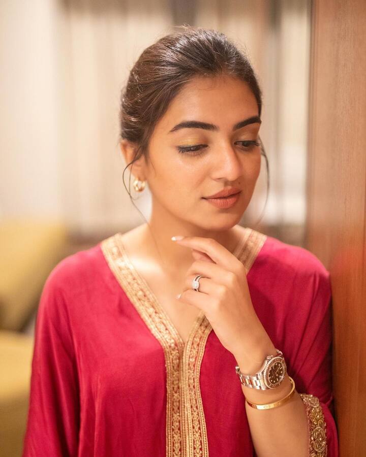 என் வீட்டை திடலாக்கி விளையாடும் பறவைப் போல் மனதினில் உள்ளே வந்தாடுவதாரோரோ