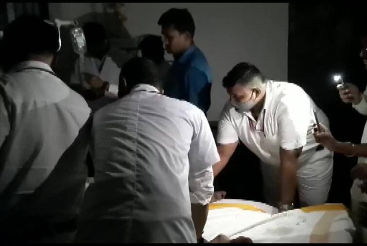 Bihar: Doctors Treat Patients Using Mobile Phone Lights Due To Power Cut In Sadar Hospital Of Sasaram Bihar: கரண்ட் போனா இருண்டு போய்டுது! செல்போன் டார்ச்சை கையில் எடுத்த மருத்துவர்கள்! சோக சம்பவம்!