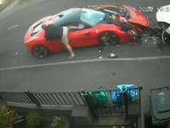 Watch: फरारी की रफ्तार ने पार्किंग में खड़ी कारों को उड़ाया, वीडियो देख चौंक गए लोग