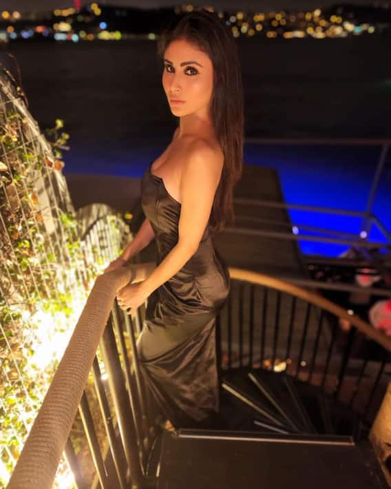 Mouni Roy Photos: ब्लैक ड्रेस में मौनी रॉय ने दिए कातिलाना पोज़, खूबसूरत से ढा रही हैं कहर