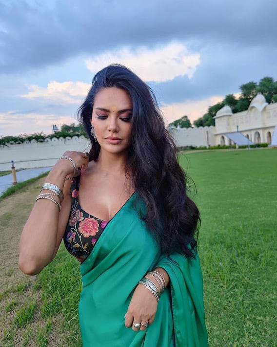 Esha Gupta Photos: रेड सूट में ईशा गुप्ता लगीं बला की खूबसूरत, सादगी से फैंस को बनाया दीवाना