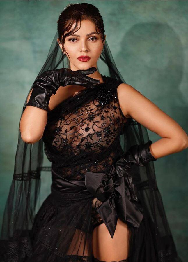 34 વર્ષની રૂબીના દિલૈકનો લેટેસ્ટ લૂક સોશિયલ મીડિયા પર ચાહકોના હોશ ઉડાવી રહ્યો છે. આ લેટેસ્ટ લુકમાં રૂબીના તેની બિકીની લૂકમાં જોવા મળી રહી છે.