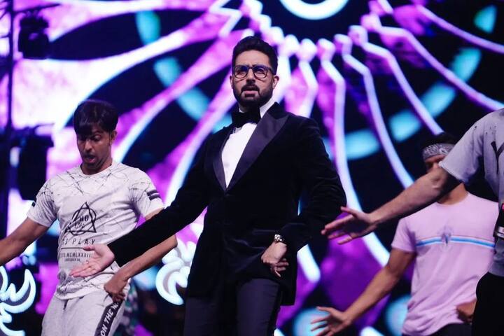 IIFA अवॉर्ड्स 2022 में कई बॉलीवुड सितारों ने अपनी परफॉर्मेंस से खूब रंग जमाया. अभिषेक बच्चन भी इसमें शामिल रहें.