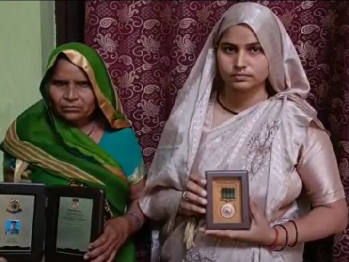 Shaurya Chakra: नक्सलियों से लोहा लेते शहीद हो गए थे बांदा के विकास कुमार, मरणोपरांत शौर्य चक्र से हुए सम्मानित Banda Uttar Pradesh CRPF jawans Vikas Kumar martyred encounter with Naxalites awarded Shaurya Chakra ANN Shaurya Chakra: नक्सलियों से लोहा लेते शहीद हो गए थे बांदा के विकास कुमार, मरणोपरांत शौर्य चक्र से हुए सम्मानित