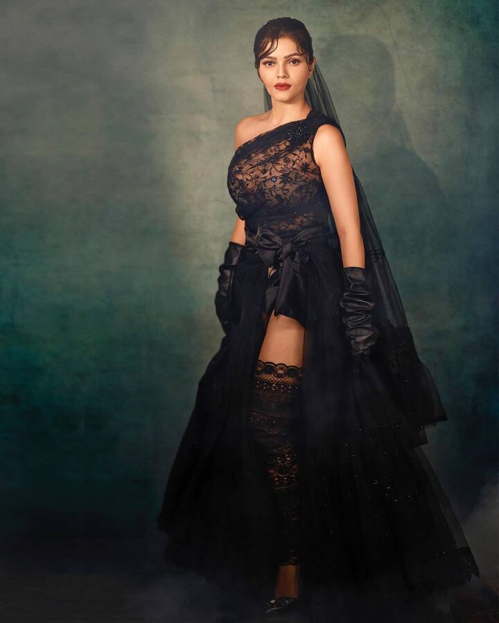 रुबिना सोशल मीडियावर वेगवेगळ्या लूक शेअर करत असते. (Rubina Dilaik/instagram)