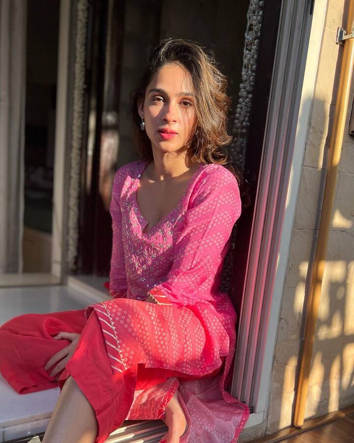 बता दें रियल लाइफ में पश्मीना काफी ग्लैमरस हैं, और अक्सर सोशल मीडिया पर अपनी फोटोज़ शेयर करती रहती हैं.