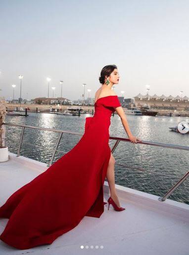 ਦਿਵਿਆ ਖੋਸਲਾ ਨੇ ਸਟ੍ਰੈਪਲੇਸ ਡਰੈੱਸ ਪਹਿਨ ਕੇ ਦਿੱਤੇ ਕਾਤਲਾਨਾ ਪੋਜ਼