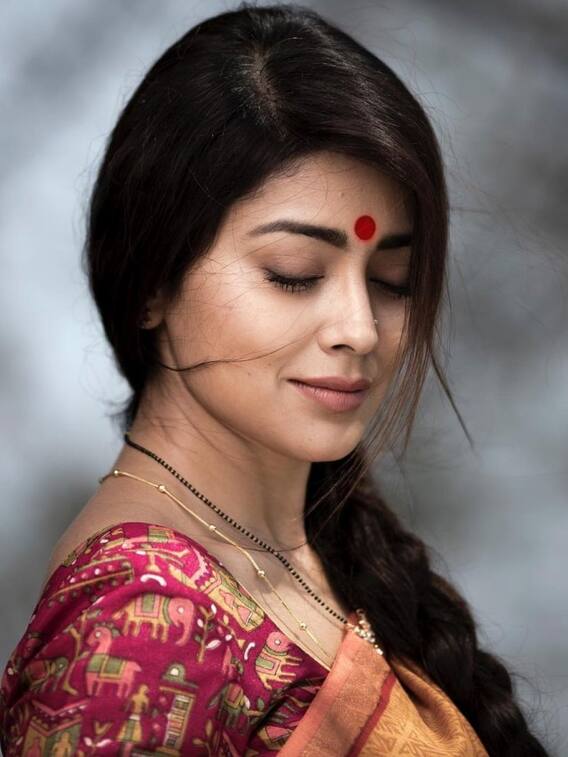 శ్రియా అందానికి భూమిక ఫిదా, ఇదిగో కామెంట్!