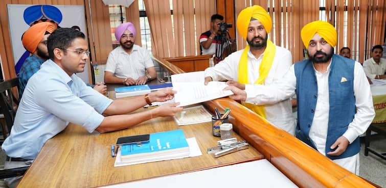 Gurmel Singh files nomination papers of AAP for Sangrur by-election, CM Bhagwant Mann also present ਸੰਗਰੂਰ ਜ਼ਿਮਨੀ ਚੋਣ ਲਈ AAP ਵੱਲੋਂ ਗੁਰਮੇਲ ਸਿੰਘ ਨੇ ਦਾਖਲ ਕੀਤਾ ਨਾਮਜ਼ਦਗੀ ਪੱਤਰ , CM ਭਗਵੰਤ ਮਾਨ ਵੀ ਮੌਜੂਦ