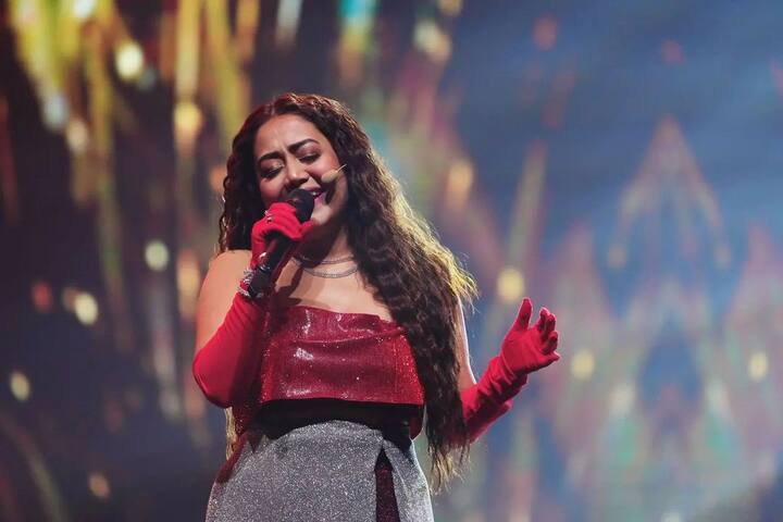 जानी-मानी सिंगर नेहा कक्कड़ ने अपनी सुरीली आवाज से IIFA अवॉर्ड्स 2022 की शाम को और भी रंगीन बना दिया.