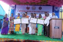 World Record: எப்படி கேட்டாலும் சொல்வாங்க! திருக்குறளில் உலக சாதனை படைத்த அரசுப் பள்ளி மாணவிகள்!