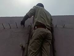 Samastipur News: देह व्यापार में शामिल दो युवक व 4 महिला गिरफ्तार, बांस की सीढ़ी से घर में घुसी पुलिस तो देखकर रह गए दंग