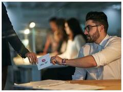 Dating with Office Colleague: अपने ही ऑफिस कलीग को कर रहीं हैं डेट? तो इन बातों का रखें ख्याल