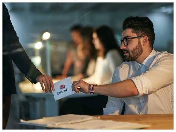Dating with Office Colleague: अपने ही ऑफिस कलीग को कर रहीं हैं डेट? तो इन बातों का रखें ख्याल Dating with Office Colleague: अपने ही ऑफिस कलीग को कर रहीं हैं डेट? तो इन बातों का रखें ख्याल