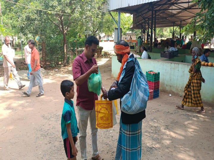 விதவிதமாய்.. வித்தியாசமாய்! மதுரை சந்தையைக் கலக்கும் குடுகுடுப்பை இளைஞர்! சங்கதி இதுதான்!