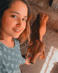 Bhojpuri News: गांव पहुंची भोजपुरी एक्ट्रेस Kajal Raghwani, गौशाला में गायों के साथ ली सेल्फी