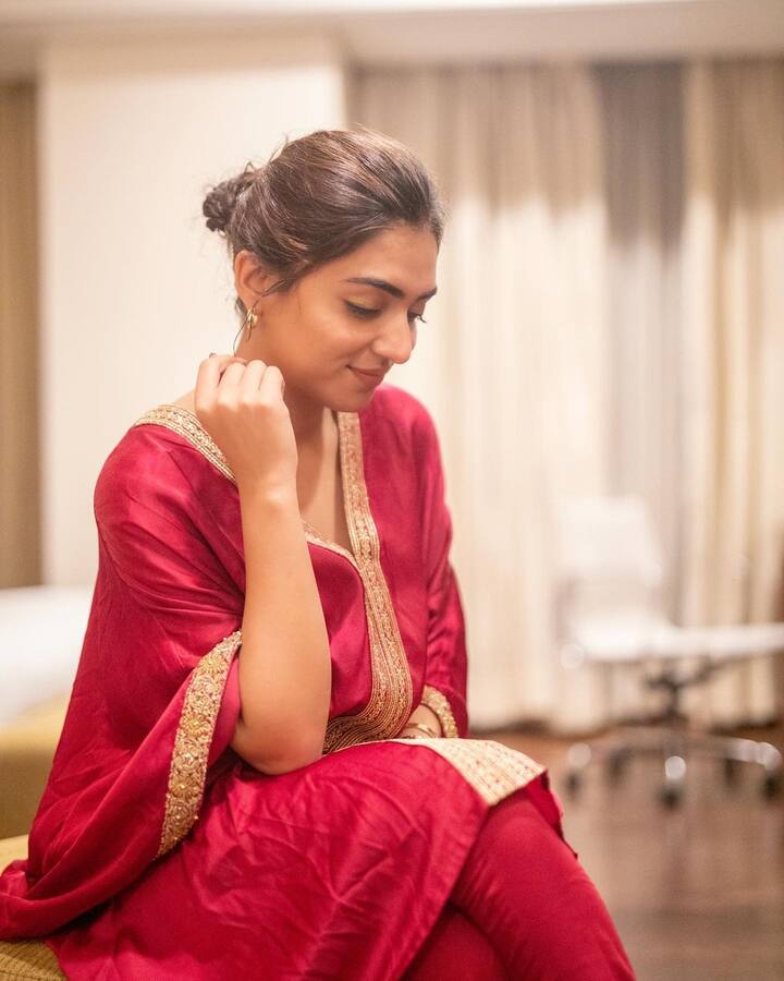 நானும் உன்னுடன் நடக்கிற நேரம் இன்னாளில் சாலை அத்தனை அழகாய் மாறும்