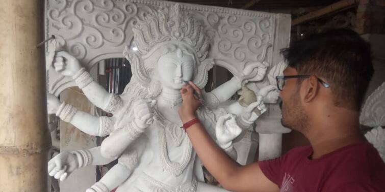 Howrah News Art college pass out Gourav Pal giving finishing touch  to Goddess Durga idon which is set to reach London Howrah News: আর্ট কলেজ থেকে পাশ করা গৌরবের তৈরি দুর্গামূর্তি পাড়ি দিচ্ছে লন্ডন