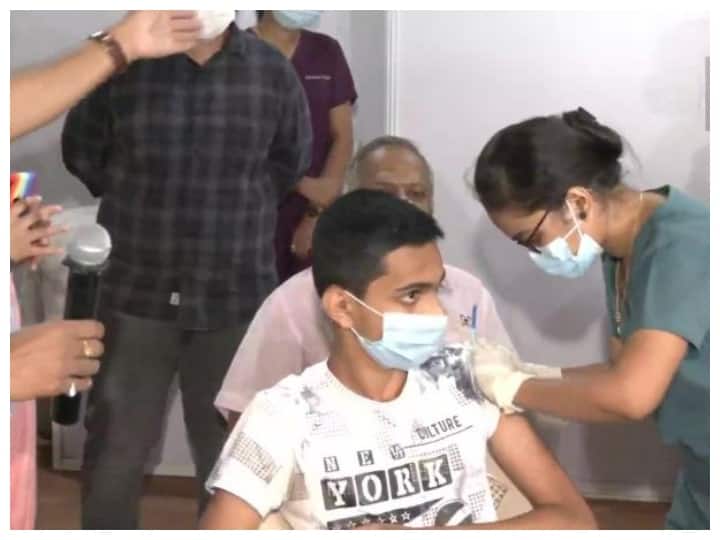 Maharashtra Covid-19 Update Vaccination Har Ghar Dastak Campaign in Mumbai ANN Covid-19: मुंबई में कोरोना को मात देने के लिए 'हर घर दस्तक' अभियान जारी, 12-17 साल के बच्चों का हो रहा टीकाकरण