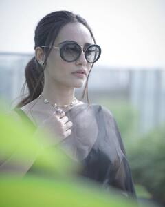 Surbhi Jyoti Pics: सुरभि ज्योति ने सोशल मीडिया पर चलाया अपनी अदाओं का जादू, तस्वीरों से नहीं हटेंगी नजरें