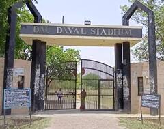 Firozabad News: फिरोजाबाद में धूल फांक रहा है 2 करोड़ की लागत से बना बैडमिंटन कोर्ट, सिखाने के लिए कोच तक नहीं