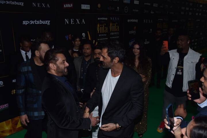 अंतर्राष्ट्रीय भारतीय फिल्म अकादमी पुरस्कार 2022 (IIFA) से एक के बाद एक तमाम सितारों की तस्वीरें सामने आ रही हैं. सलमान खान ने जहां अपने दबंग अंदाज से महफिल लूटी तो वहीं अर्जुन रामपाल भी सूट-बूट के साथ डैशिंग लुक में नजर आए.