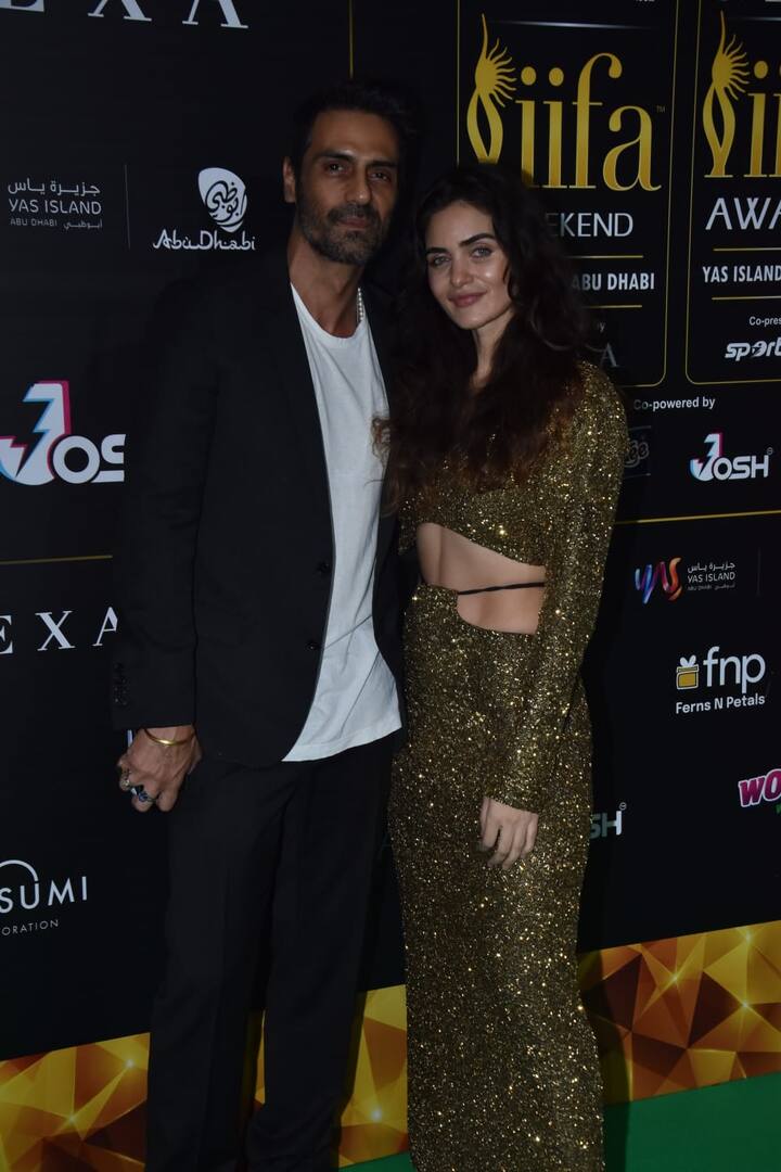 कम ही मौके होते हैं जब ऐसे किसी समारोह में अर्जुन रामपाल और गेब्रिएला डेमेट्रिड्स साथ नजर आते हैं.