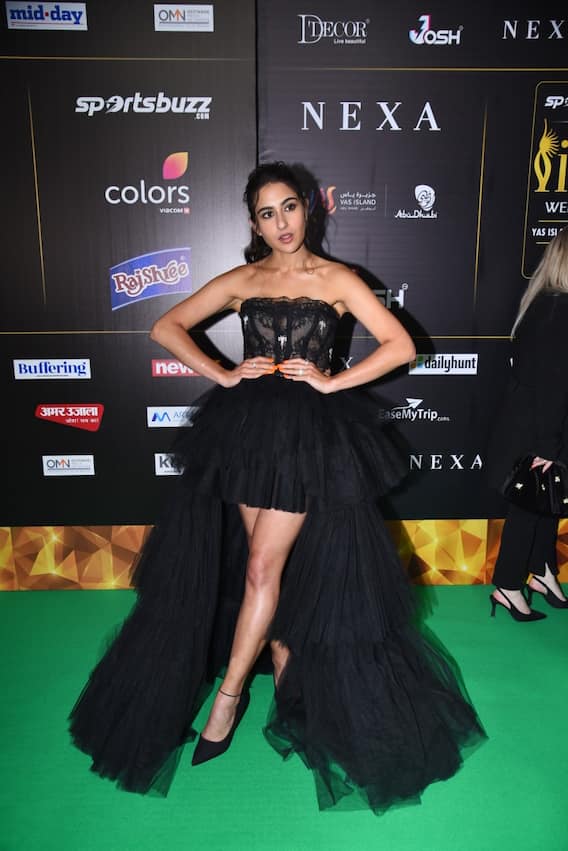 IIFA 2022: ग्रीन कार्पेट पर सारा अली खान और अनन्या पांडे ने आईफा 2022 में मचाया धमाल, इस लुक में आईं नजर