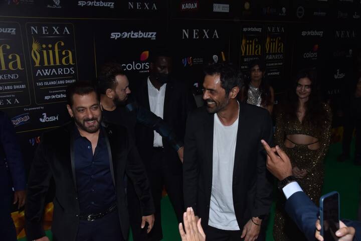 कोरोना के बाद पहली बार आयोजित होने वाला IIFA पहले से भव्य हो रहा है. टाइगर श्रॉफ, अनन्या पांडे से लेकर तमाम सितारे अपनी परफॉर्मेंस से शमां बांध रहे हैं.