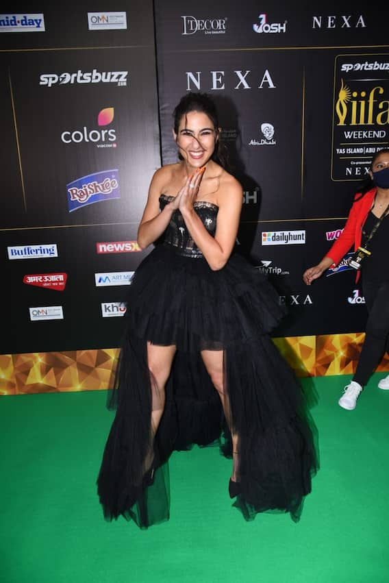 IIFA 2022: ग्रीन कार्पेट पर सारा अली खान और अनन्या पांडे ने आईफा 2022 में मचाया धमाल, इस लुक में आईं नजर