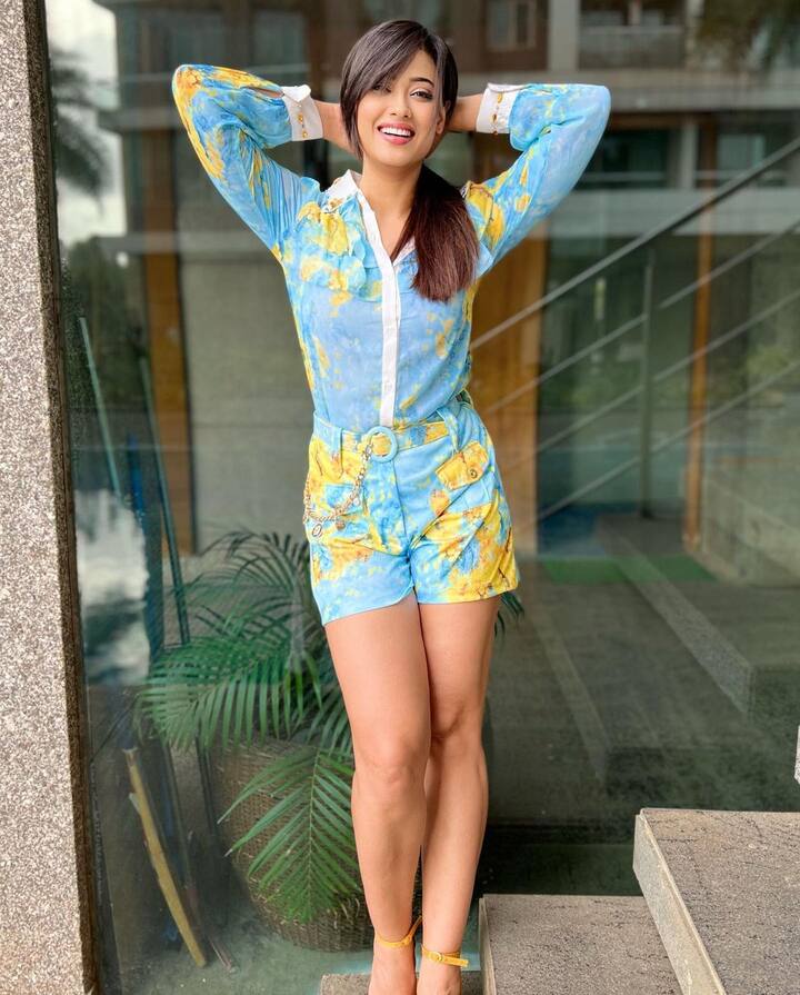 जर आपण श्वेता तिवारीच्या कार कलेक्शनबद्दल बोललो तर अभिनेत्रीकडे बीएमडब्ल्यू 7 सीरीजची कार आहे. मीडिया रिपोर्ट्सनुसार, या कारची किंमत जवळपास 1.38 कोटी रुपये आहे. त्याचबरोबर अभिनेत्रीकडे ऑडीची A4 सीरिजची कार देखील आहे. या कारची किंमत सुमारे 47 लाख रुपये आहे.(photo:shweta.tiwari/ig)