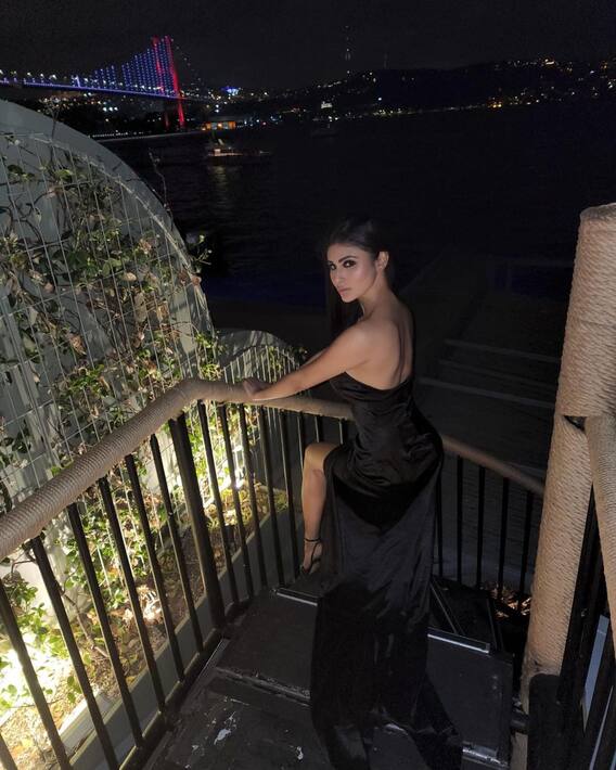 Mouni Roy Photos: ब्लैक ड्रेस में मौनी रॉय ने दिए कातिलाना पोज़, खूबसूरत से ढा रही हैं कहर