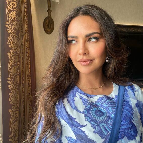Esha Gupta Photos: रेड सूट में ईशा गुप्ता लगीं बला की खूबसूरत, सादगी से फैंस को बनाया दीवाना