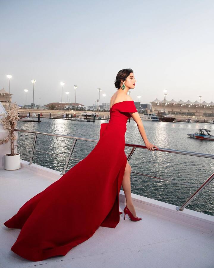 तसं असलं तरी कमी वयात लग्न करणाऱ्या या अभिनेत्रीने प्रत्येक पावलावर स्वत:ला सिद्ध केलंय. अभिनय असो किंवा इतर कलाकारांना अभिनय करायला मिळावा, दिव्या प्रत्येक आघाडीवर सक्रिय असते. (photo:divyakhoslakumar/ig)