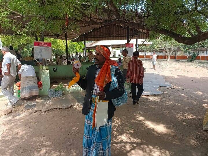 Madurai youth thrives in the role of housewife to create plastic awareness! விதவிதமாய்.. வித்தியாசமாய்! மதுரை சந்தையைக் கலக்கும் குடுகுடுப்பை இளைஞர்! சங்கதி இதுதான்!