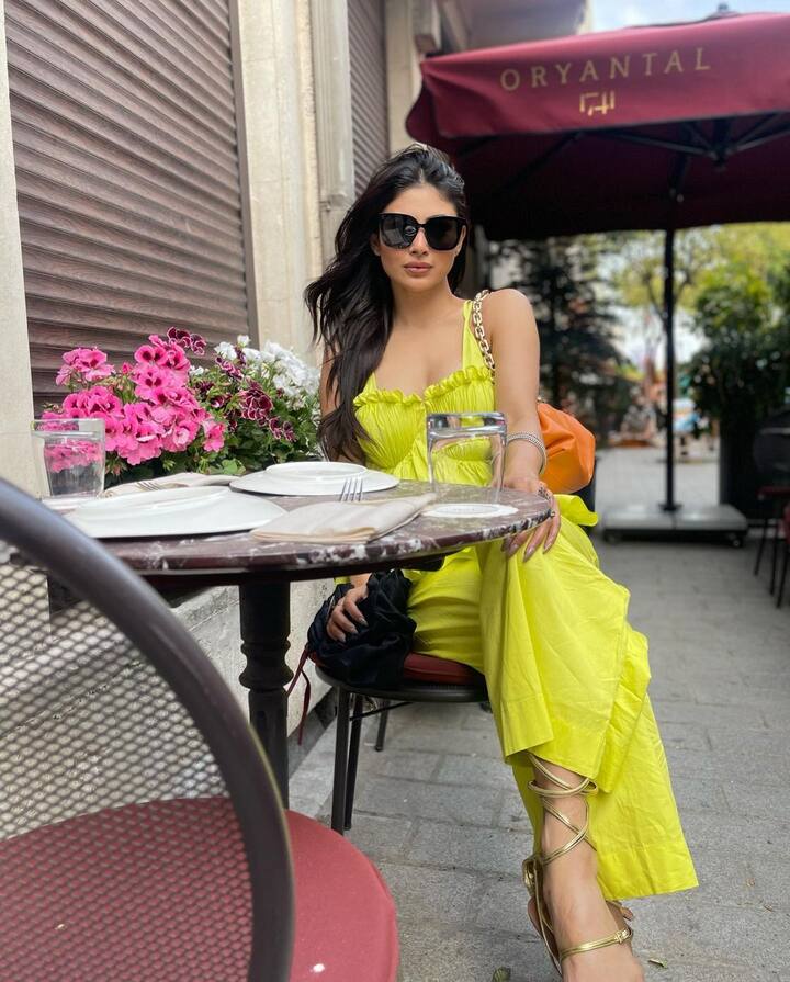 मौनी रॉय इन दिनों इस्तांबुल में सुकून भरे पल बिताती नज़र आ रही हैं. लम्बे वक़्त बाद मौनी रॉय वेकेशन मोड एन्जॉय करती दिखीं हैं .