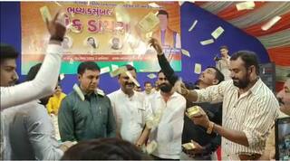 રાજકોટમાં યોજાયેલા લોકડાયરામાં ભાજપના નેતાઓ પર થયો રૂપિયાનો વરસાદ, જુઓ વીડિયો