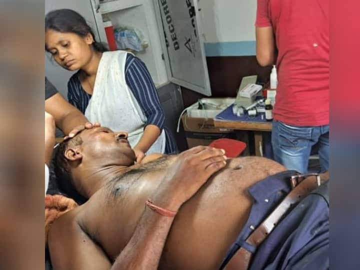 Villagers attacked on police who went to resolve the dispute in Bhojpur ASI injured ann Bhojpur News: भोजपुर में विवाद सुलझाने गई पुलिस टीम पर ग्रामीणों ने किया हमला, ASI की लाठी-डंडे से जमकर की पिटाई