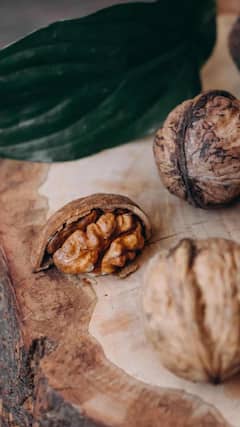 Walnut benefits : हृदय आणि मन निरोगी ठेवण्यासाठी रोज खा अक्रोड, जाणून घ्या 10 फायदे