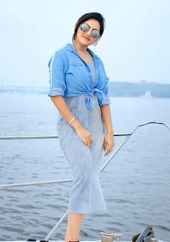 Athulya Ravi pics: நடுக்கடலில் படகில் அதுல்யா ரவி கொடுத்த போஸ்கள்..!