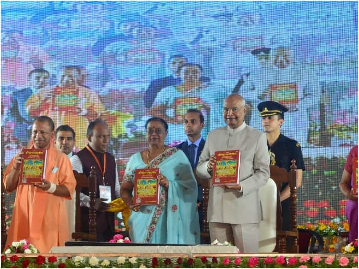 वहीं, इस दौरान मुख्यमंत्री योगी आदित्यनाथ ने दो ग्रंथों का विमोचन किया. यह ग्रथ रंगीन चित्रों वाला  श्रीरामचरितमानस और गीता प्रेस के संस्थापक जयदयाल गोयंदका द्वारा रचित गीता तत्व विवेचनी है.
